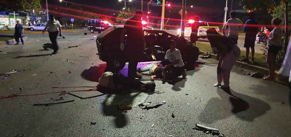 Muere pareja y tres más resultan lesionados en accidente vehicular en Cancún