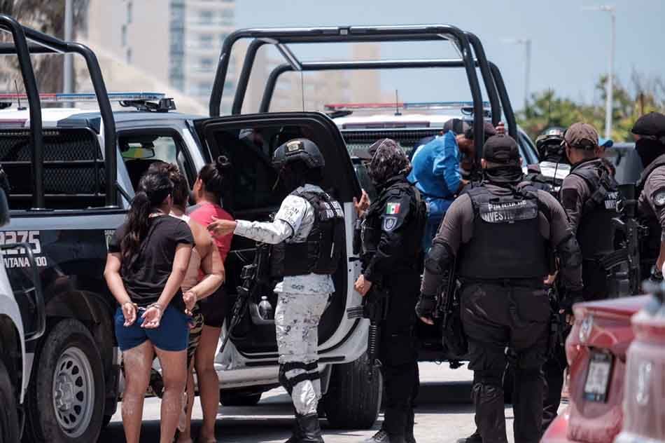 Mujeres, la mayoría de los detenidos durante operativo para liberar playa Delfines en Cancún