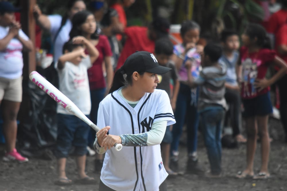 Mujeres mayas carrilloportenses dejan a un lado sus tareas habituales para organizar y disputar torneo de softball