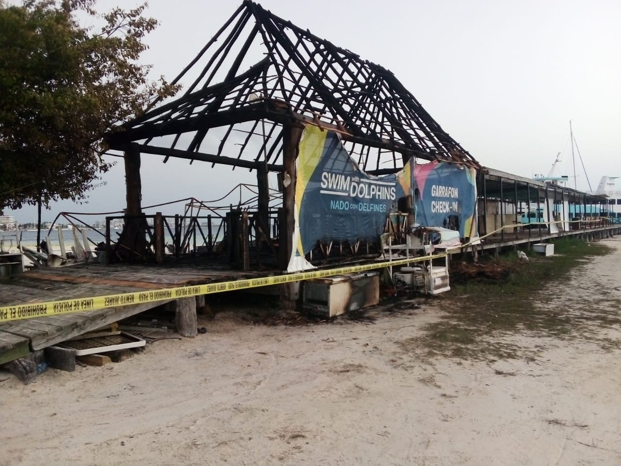 Se incendian tres palapas en Playa Langosta de la zona hotelera de Cancún