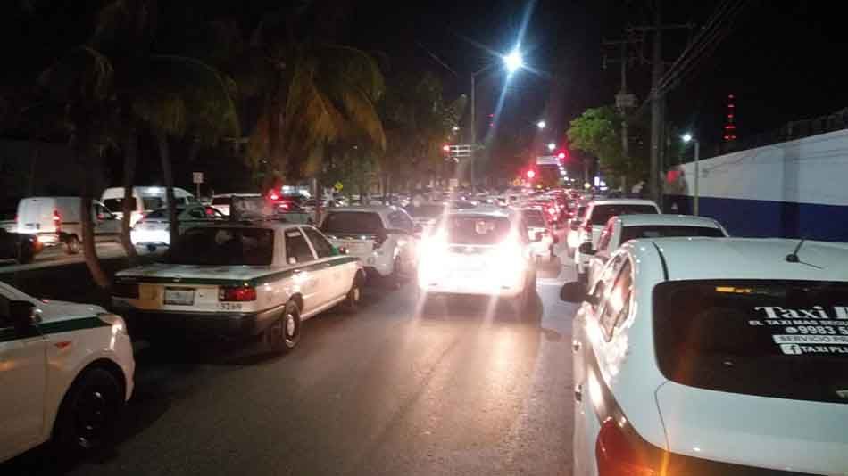 Taxistas de Cancún bloquean acceso a oficinas de la policía y la Fiscalía