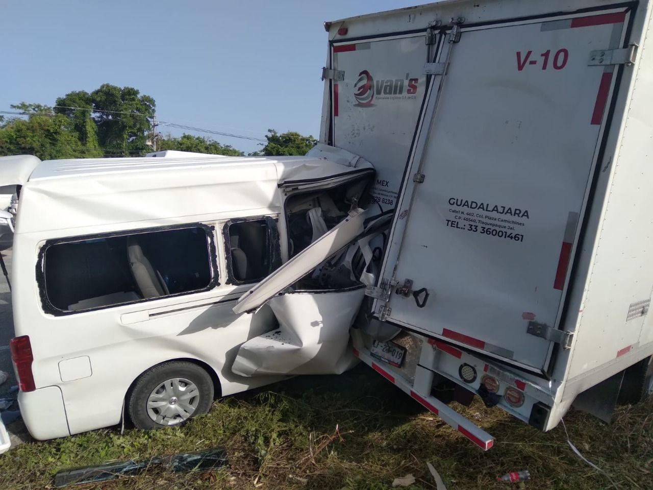 Tres lesionados saldo de choque de van turística con camión en carretera Cancún-Playa
