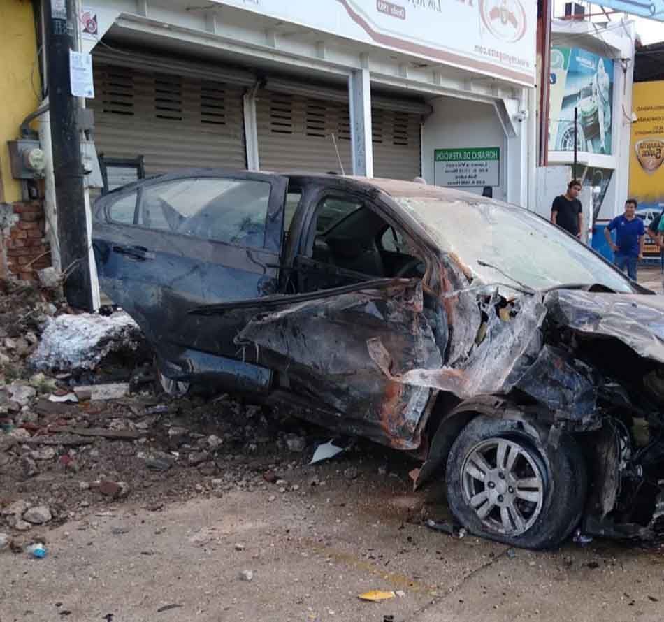 Volcadura en la vía de acceso a Cancún, un vehículo quedó destrozado