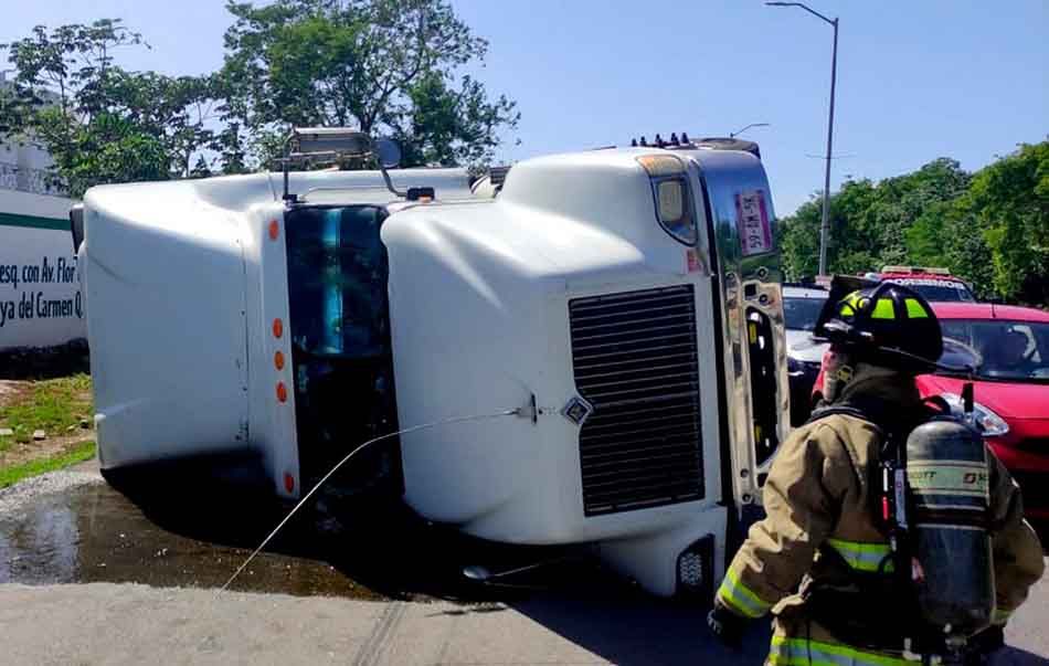 Vuelca tráiler en autopista Playa del Carmen –El Tintal por ponchadura de llanta