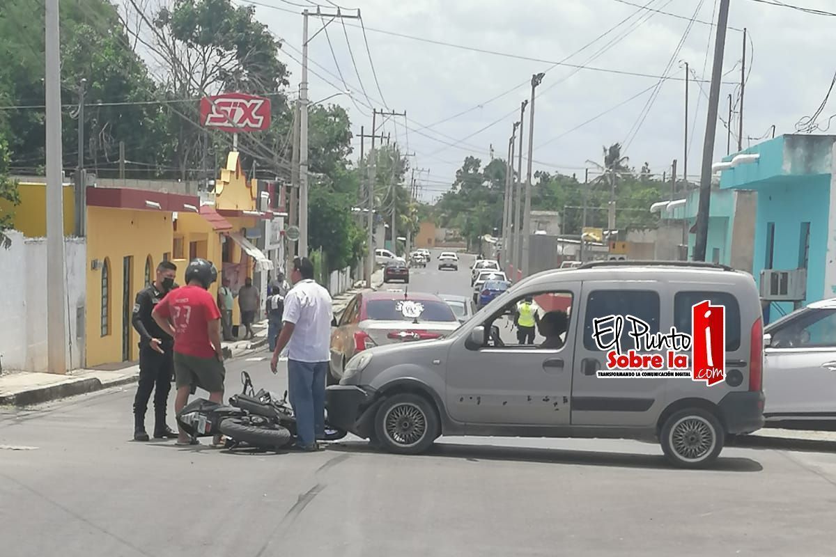 Vagoneta se le viene encima a motociclista