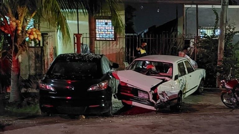 Choca, se retira del lugar y tras ser ubicado acuerda pagar daños