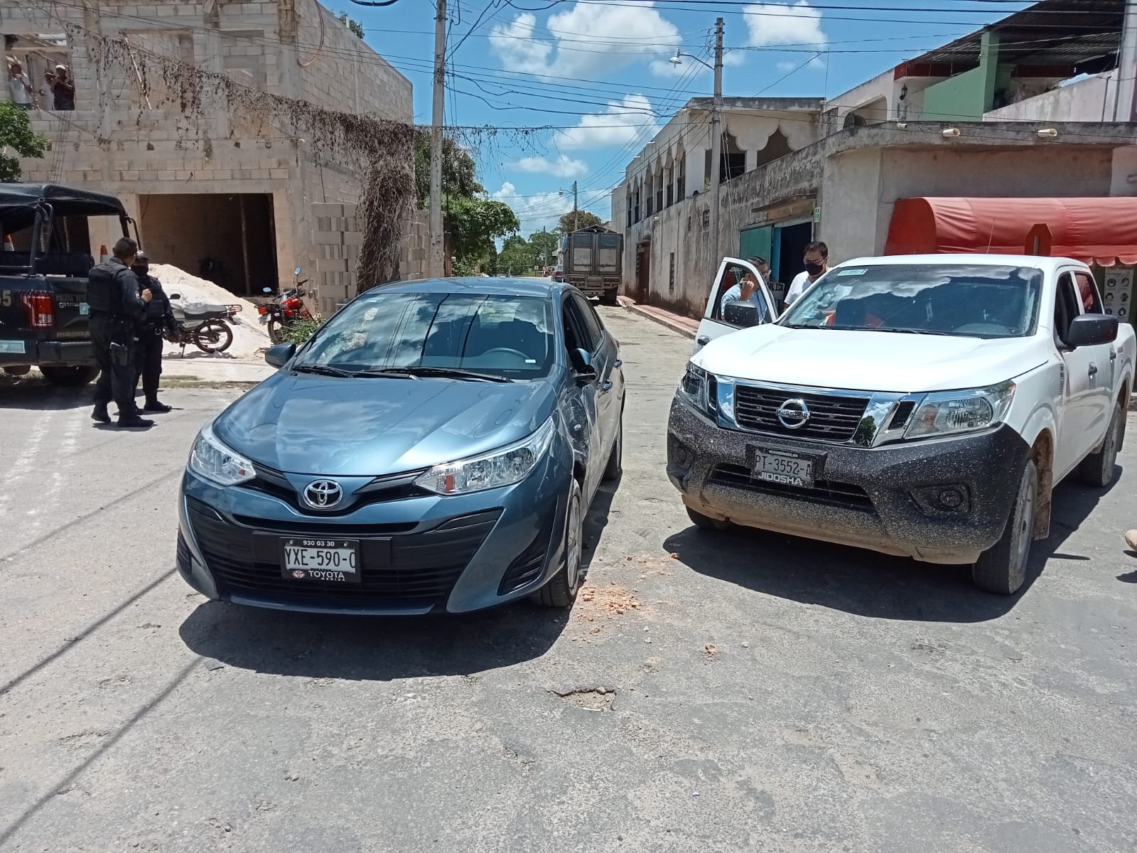 No respetó la señal de alto y choca contra otro vehículo, en Santa Ana