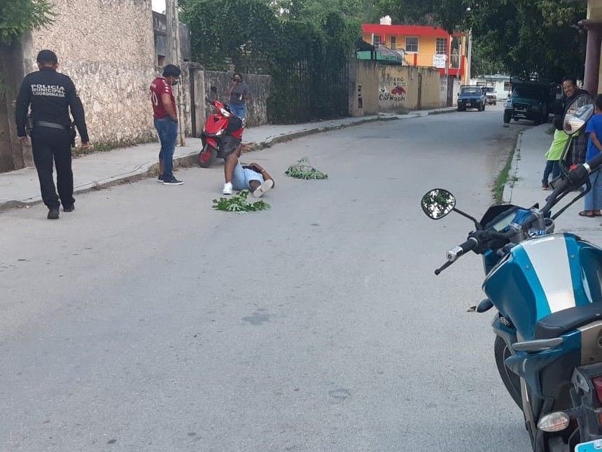 Cae al duro pavimento tras ser colisionado intempestivamente