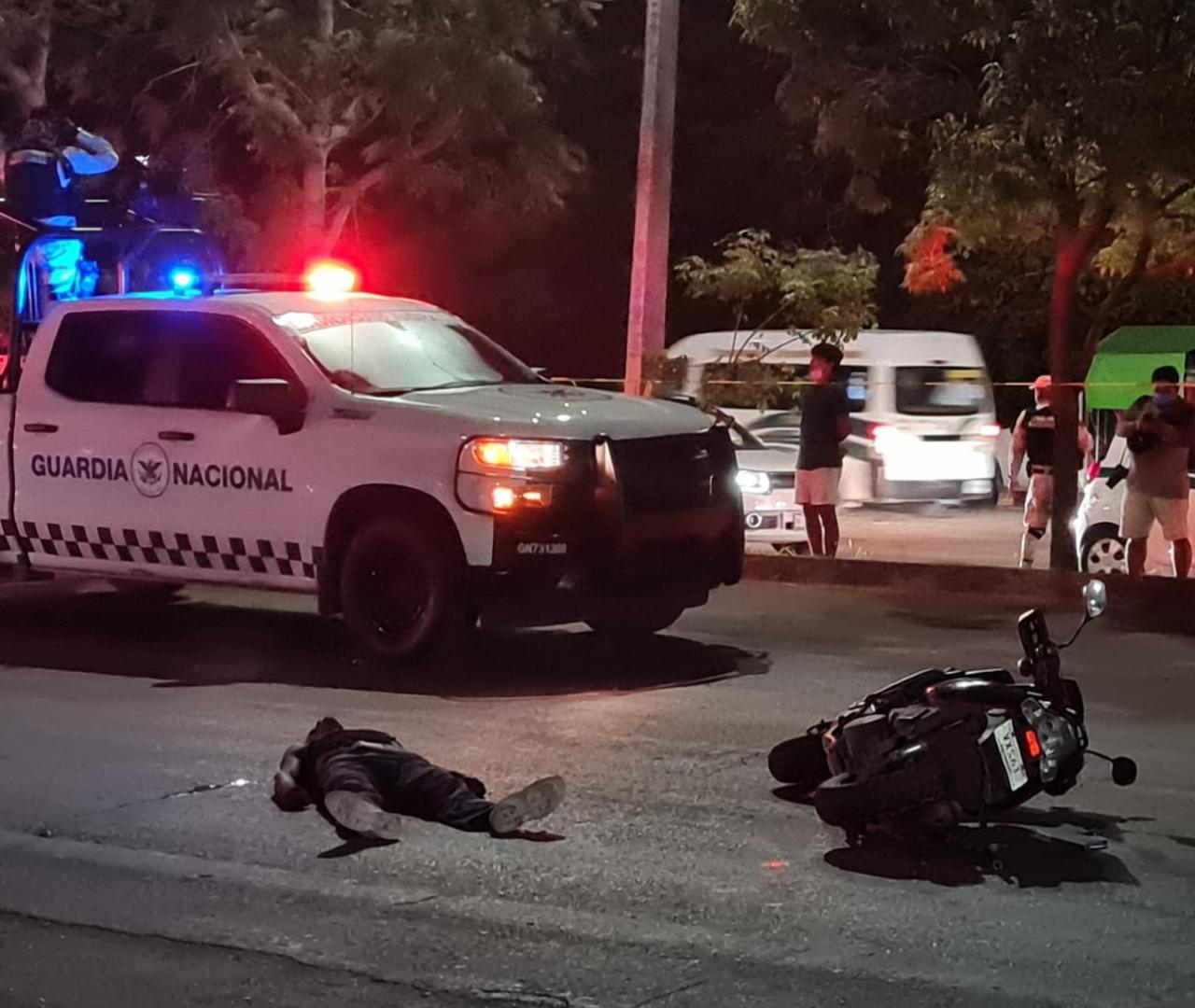 Se accidentan motociclistas en Cancún, uno muere