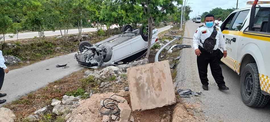 Automovilista acaba volcado en aparatoso accidente en la avenida Huayacán de Cancún