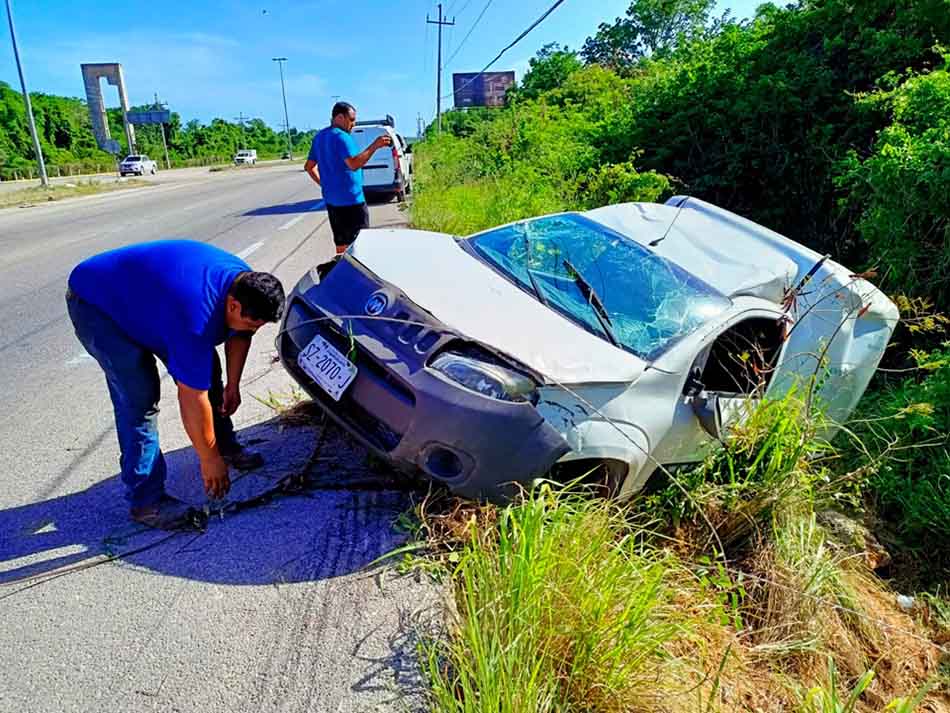 Ileso de aparatosa volcadura al estallar una llanta delantera cerca de Paamul