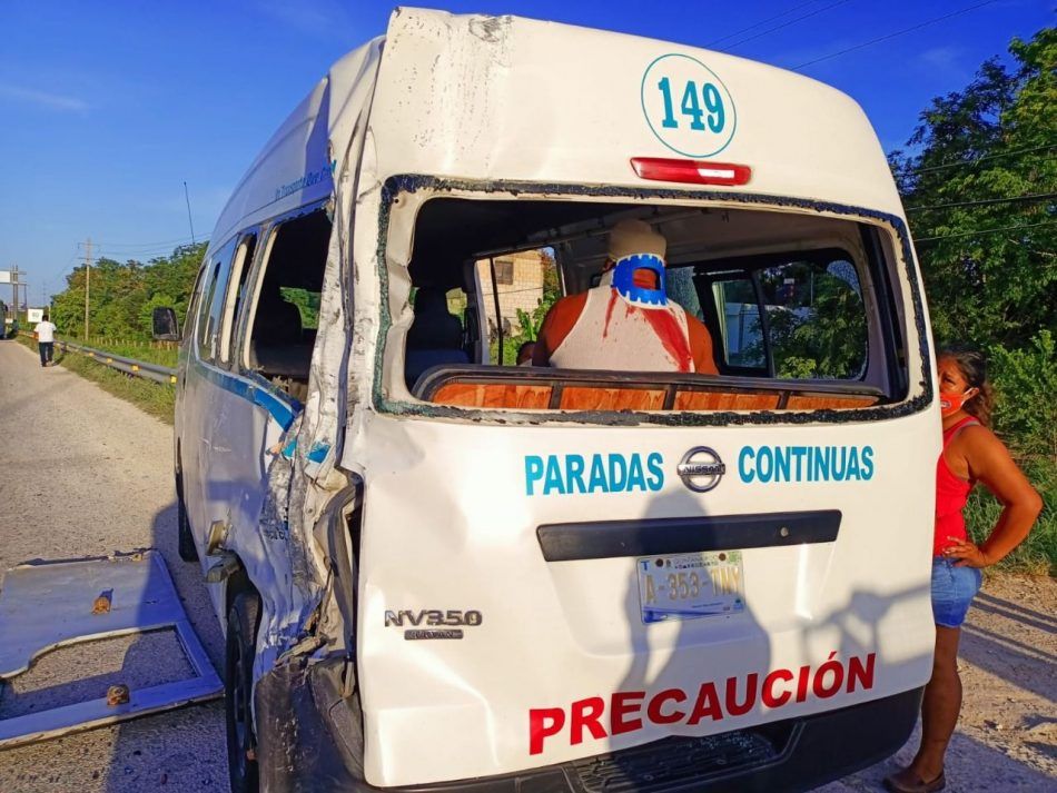 Un lesionado, saldo de choque carretero entre autobús y taxi de Playa del Carmen