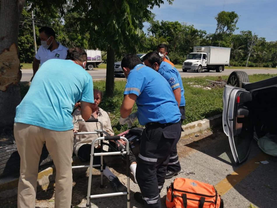 Conductor con discapacidad motriz sufre aparatosa volcadura en la carretera Cancún-Tulum