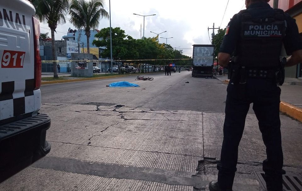 Ciclista de Playa del Carmen fallece de manera instantánea aplastado por un camión