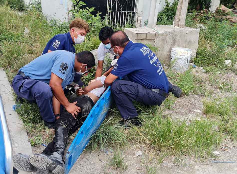 Arrojan desde un auto en movimiento a una persona, previamente golpeada