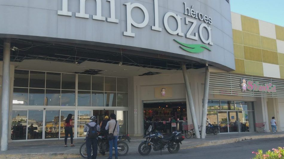 Cuchillo en mano, asaltan tienda departamental en plaza comercial de Cancún