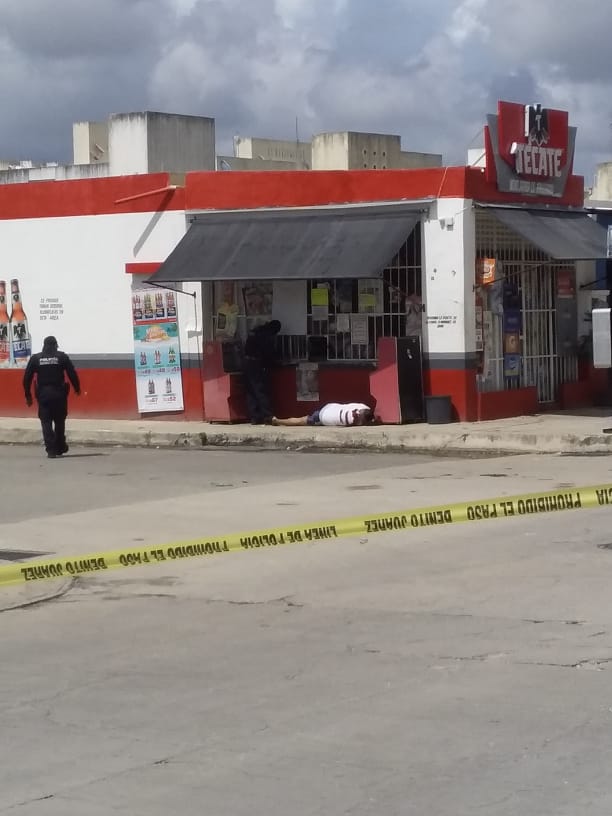 Menor acompañaba a un hombre asesinado a balazos en Cancún