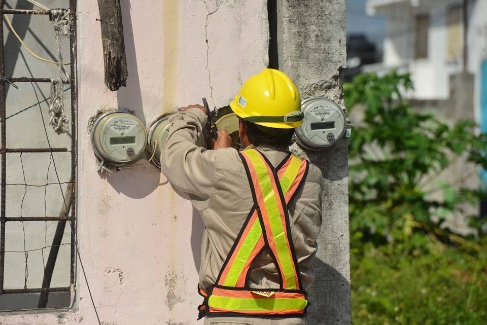 Atiende CFE problemas de suministro eléctrico en comunidad carrilloportense