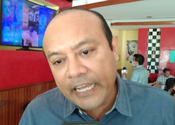 El depuesto candidato a alcalde de Chetumal, Luis Gamero sostiene que no se retira de la actividad política