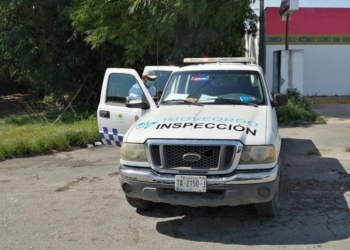Denuncian arbitraria detención de unidades de transporte turístico federal por presión de taxistas