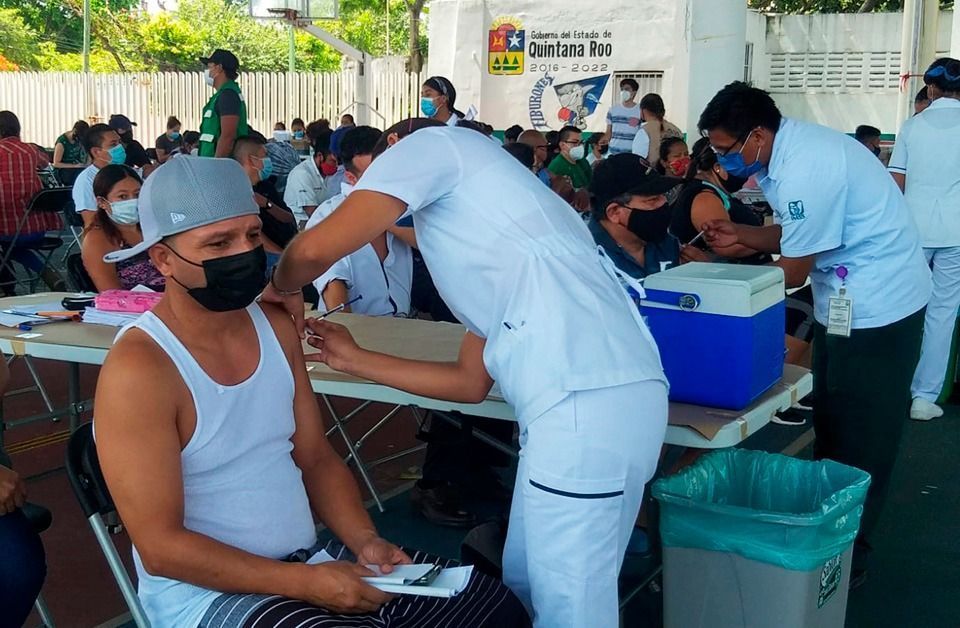 Vacunación redujo cuadros graves de COVID-19 en Q.Roo; letalidad, por debajo de media nacional