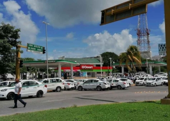 Sin castigo a taxistas que bloquearon zona hotelera de Cancún, gobierno municipal ofrece dialogar “para atender sus demandas”