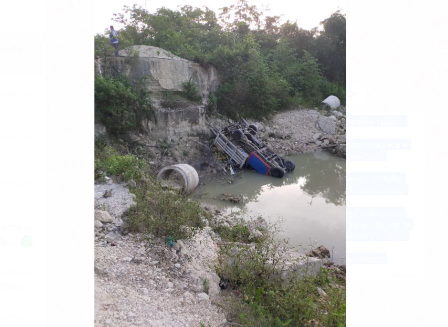 Cae camioneta de puente en mal estado en la carretera Chacchoben-Lázaro Cárdenas