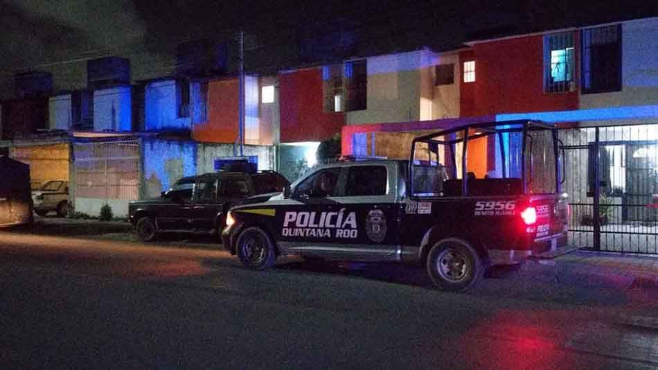 Encuentran en fraccionamiento de Cancún camioneta estacionada con disparos en una puerta