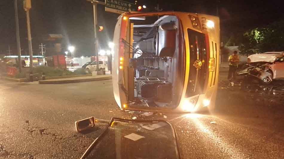Conductor de lujoso auto deportivo choca en Playa del Carmen contra un autobús y huye