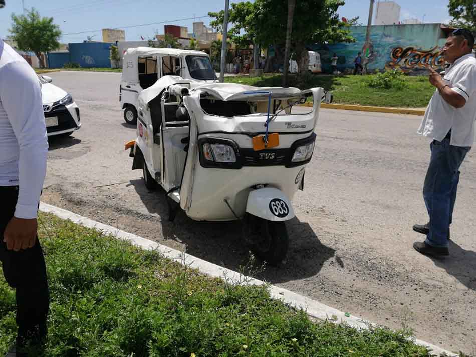 Chocan mototaxi y taxi de Playa del Carmen sin que se reporten lesionados