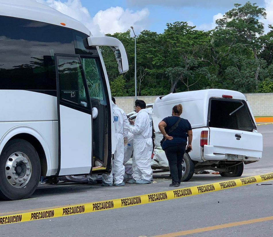 Mortal colisión entre camioneta y autobús en cruce de libramiento a autopista Cancún-Mérida