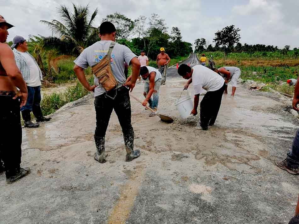 Comuneros de la Zona Maya deciden por su cuenta reparar obra mal hecha por el Gobierno de Quintana Roo