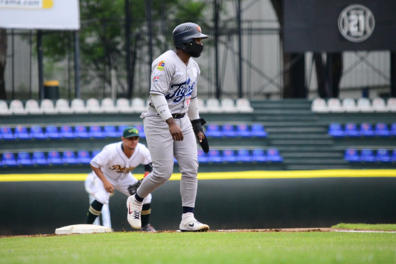 El brazo De León con apoyo de Jovan Rosa y Reynaldo Rodríguez enjaulan a los Pericos