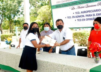 Alumnos de Bachillerato de Lázaro Cárdenas egresan de manera escalonada y con acompañamiento limitado