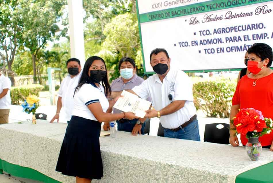 Alumnos de Bachillerato de Lázaro Cárdenas egresan de manera escalonada y con acompañamiento limitado