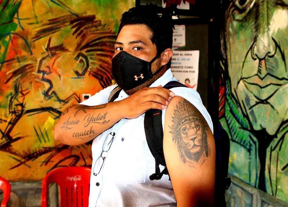 Conductor televisivo de la Zona Maya desafía estigmas con 11 tatuajes en su humanidad