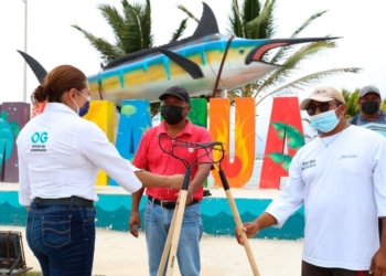 Reciben herramientas para enfrentar recale de sargazo a playas de Mahahual