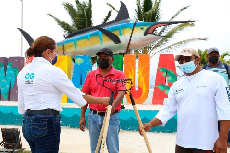Reciben herramientas para enfrentar recale de sargazo a playas de Mahahual