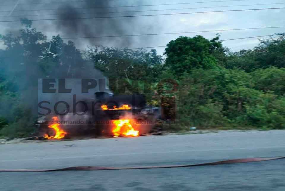 Se incendia pipa con residuos sanitarios en la carretera Playa del Carmen-Tulum