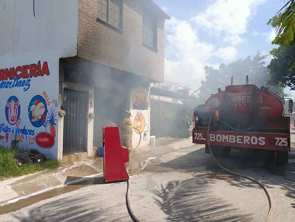 Se incendia carnicería en el poblado de Puerto aventuras.