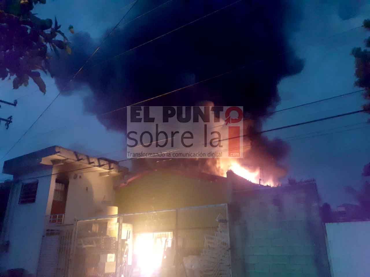 Voraz incendio consume una bodega con colchones en la Colonia Ejidal en Playa del Carmen