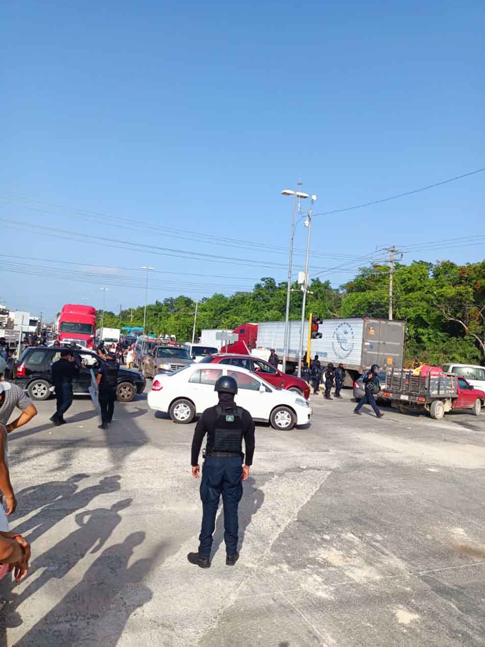 Queda parcialmente liberada la carretera Tulum-Playa del Carmen, bloqueada por invasores desalojados