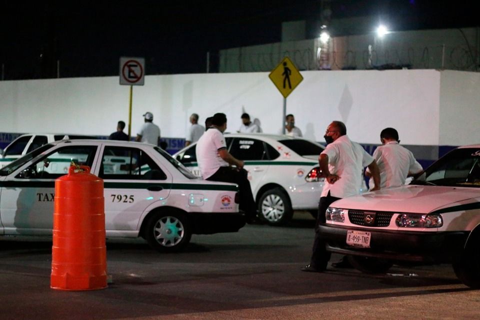 Autoridades ceden a presión de taxistas, liberan a operadores detenidos con armas blancas en zona hotelera de Cancún