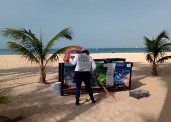 Mantienen libres de sargazo las playas de Isla Mujeres