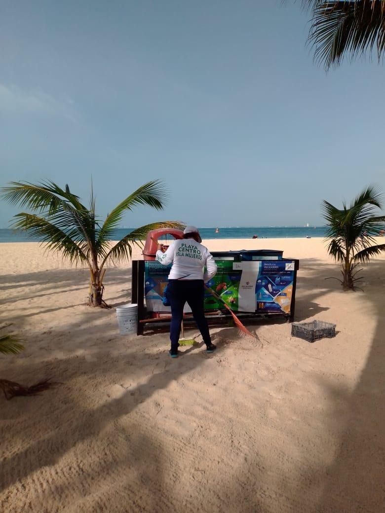 Mantienen libres de sargazo las playas de Isla Mujeres