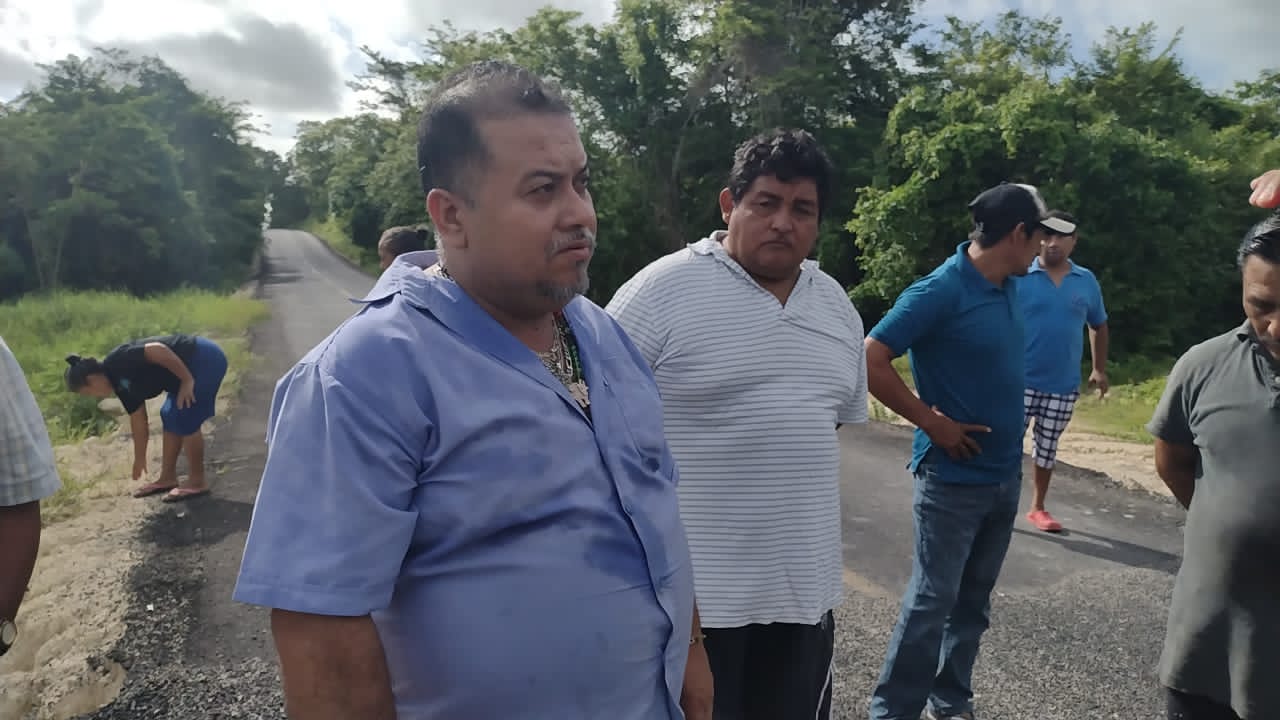 Comuneros mayas exponen mala calidad de camino que conduce a su localidad; se niegan a aceptar entrega