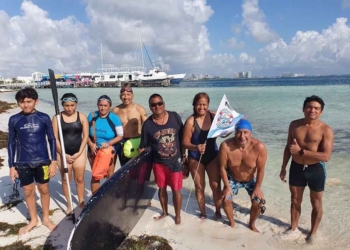 Grupos de natación organizan nado nocturno de 1.2 kilómetros en Playa Langosta de Cancún