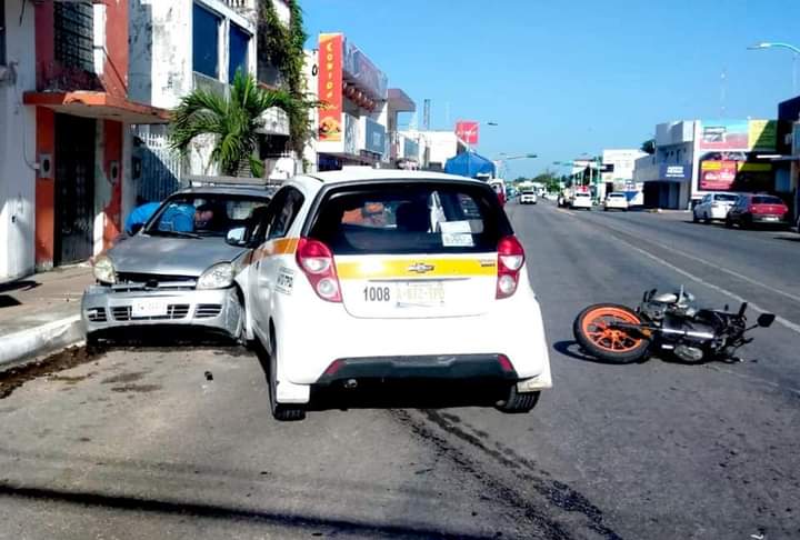 Pareja de motociclistas ocasionan accidente y resultan gravemente lesionados