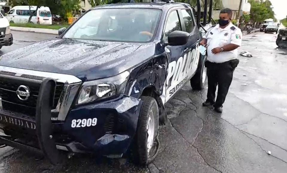 Patrulla de Seguridad Pública de Playa del Carmen choca contra camioneta