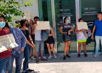 Plantón de estudiantes ante la CFE por dejar un albergue sin energía electrica